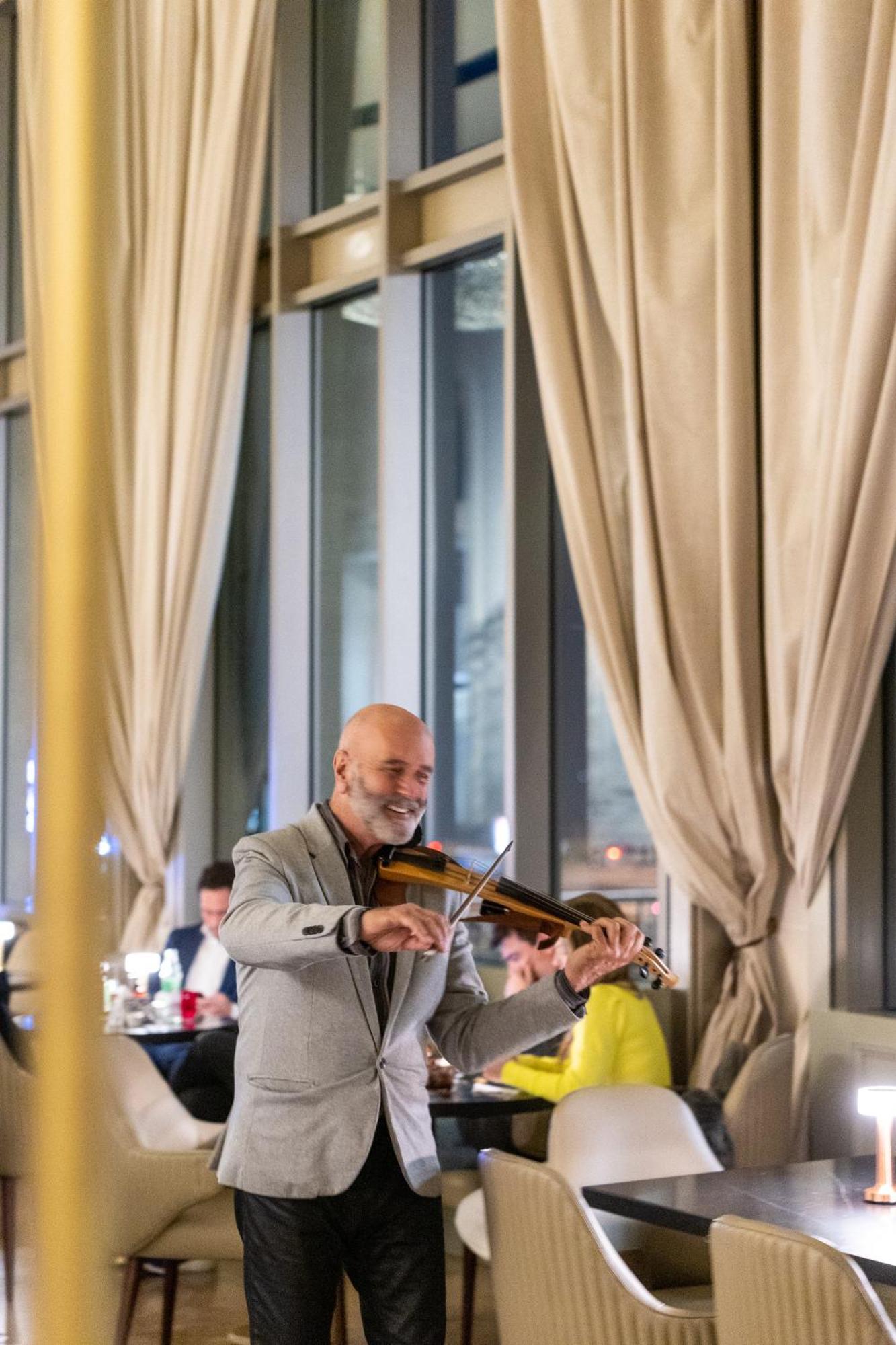 Sofitel Montevideo Casino Carrasco & Spa Exterior foto The violinist at the opening of the restaurant
