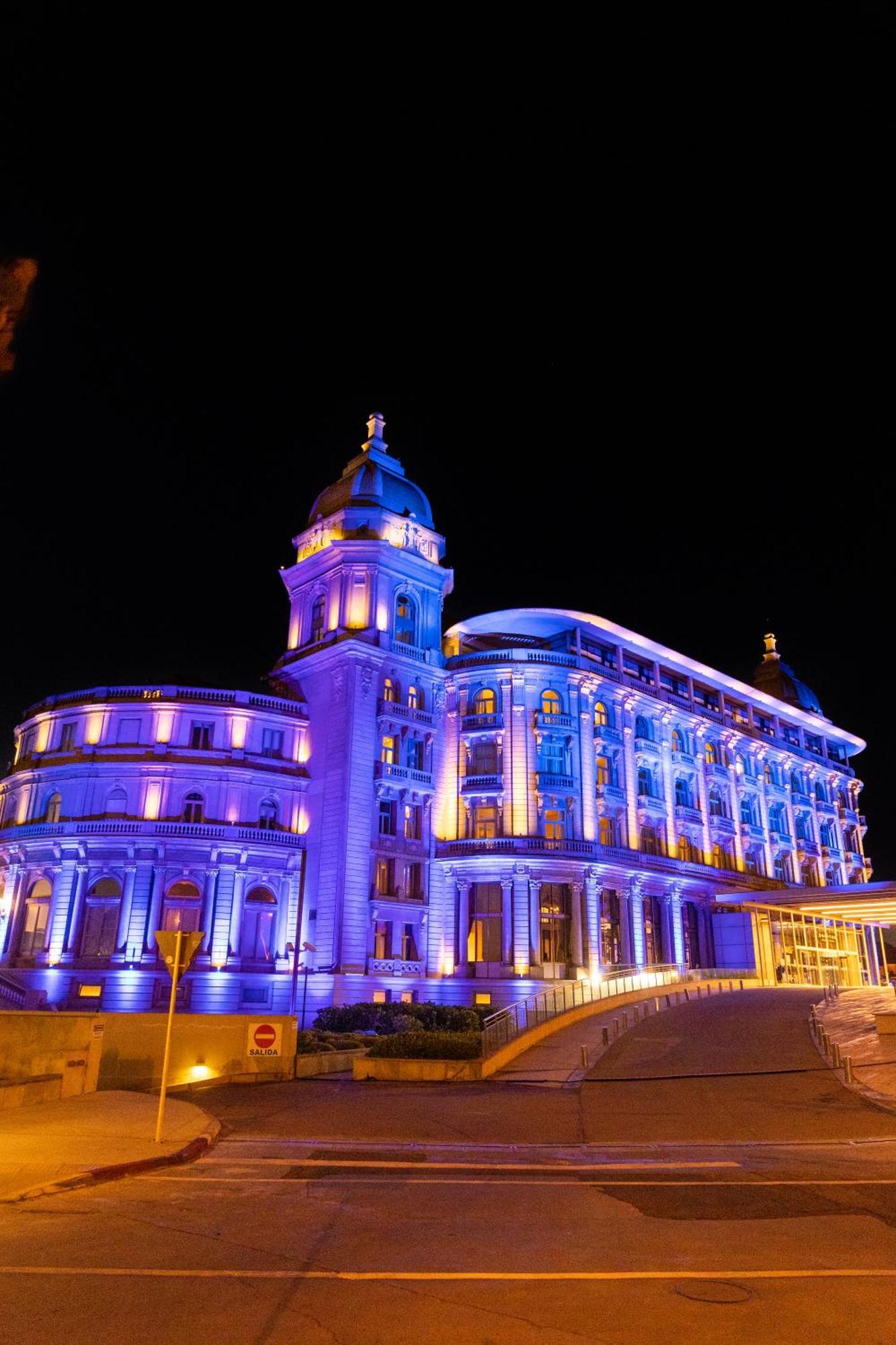 Sofitel Montevideo Casino Carrasco & Spa Exterior foto The hotel at night
